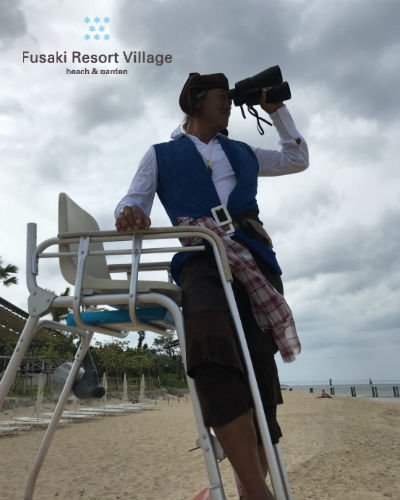 フサキのハロウィンイベントで海賊に仮装したビーチスタッフ