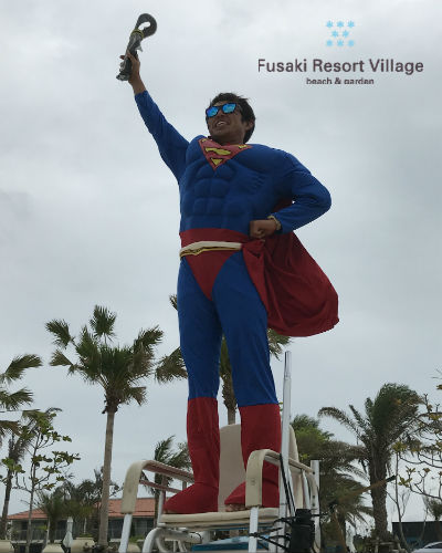 フサキのハロウィンイベントでスーパーマンに仮装したスタッフ