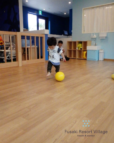 フサキの託児所でボール遊びをする男の子