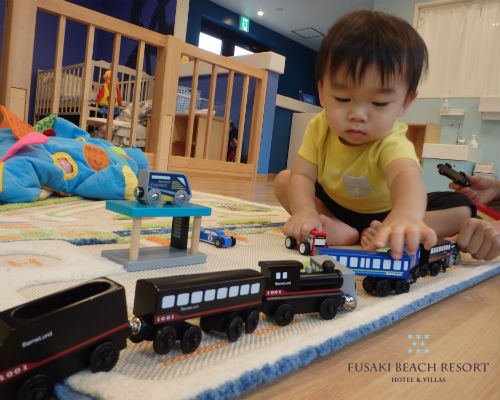 フサキの託児所で電車のおもちゃで遊ぶ男の子