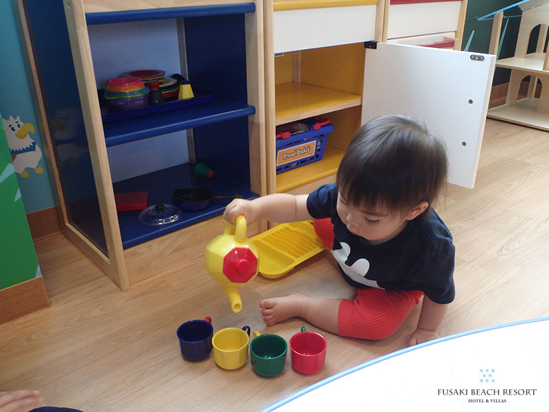 アヤパニのおままごと道具で遊ぶ1歳8か月のお子様