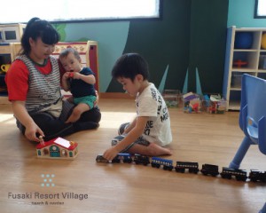 フサキの託児所で保育士と電車で遊ぶ兄弟
