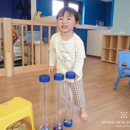 アヤパニのおもちゃで遊ぶ2歳のお客様の様子