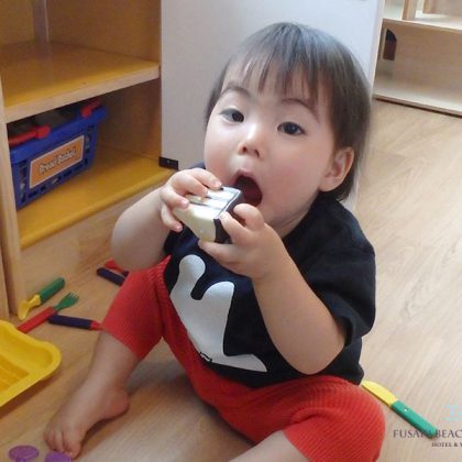 おままごとでいただきますをする1歳8か月のお子様