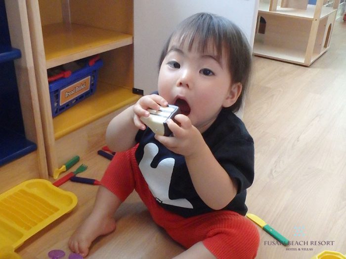 おままごとでいただきますをする1歳8か月のお子様