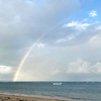 フサキビーチにかかる虹