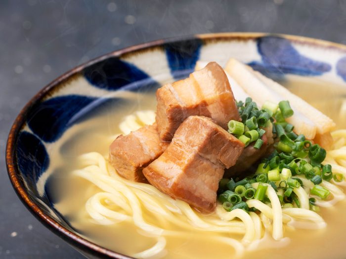 フサキビーチリゾート内のAqua Garden Cafeのメニュー、ソーキと3枚肉の八重山そば